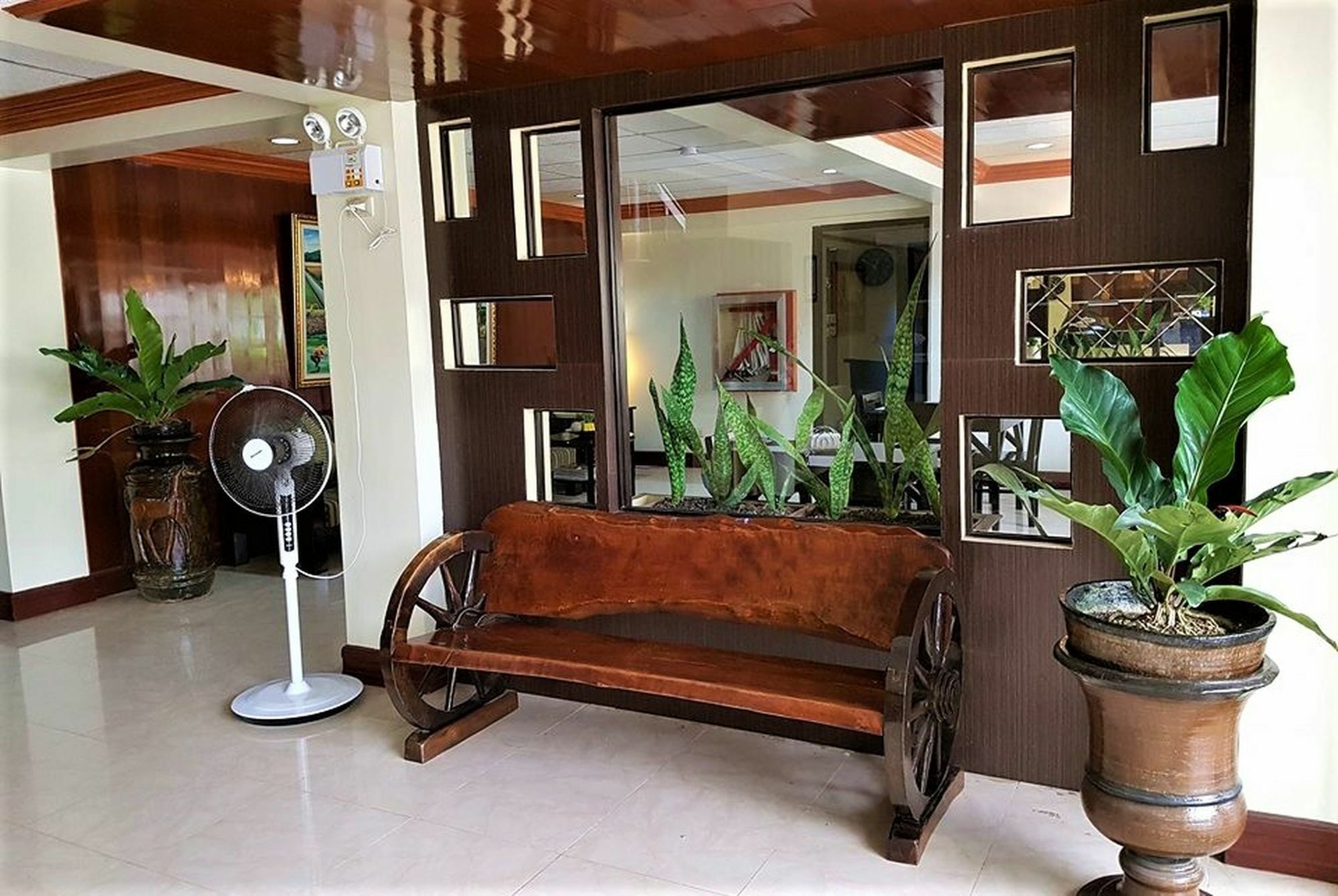 טאגבילראן סיטי Zen Rooms Vest Grand Suites Bohol מראה חיצוני תמונה